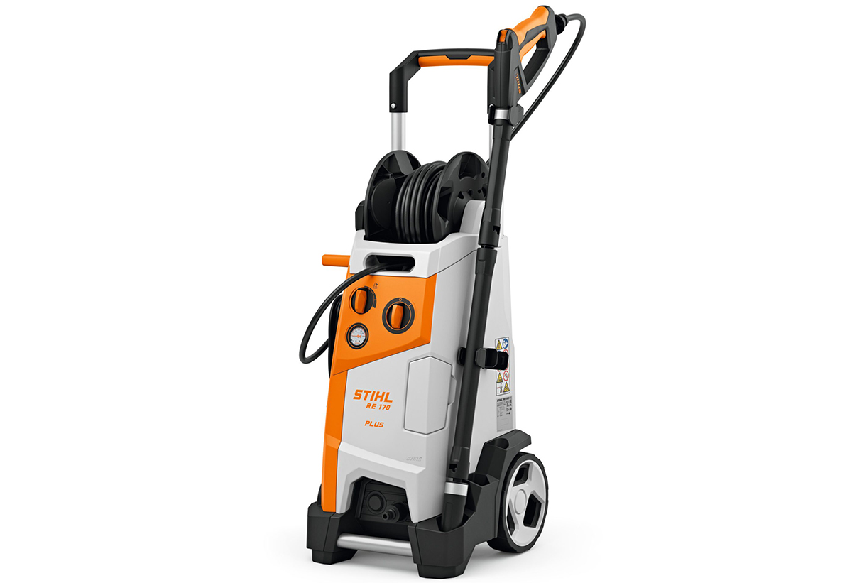 Απεικονίζεται ένα πλυστικό RE 170 Plus με υψωμένη λαβή και τοποθετημένα όλα τα εξαρτήματά του στις προσχεδιασμένες θέσεις τους.